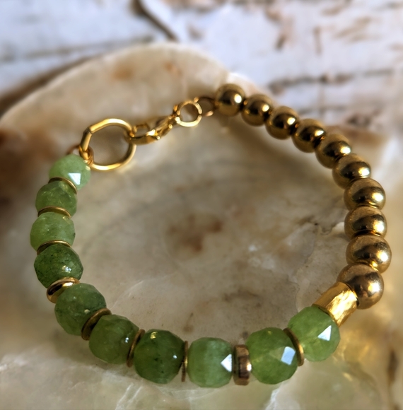 Natural Green Jade And Gold Beads In Half And Half Design Bracelet - Picture 1 of 5